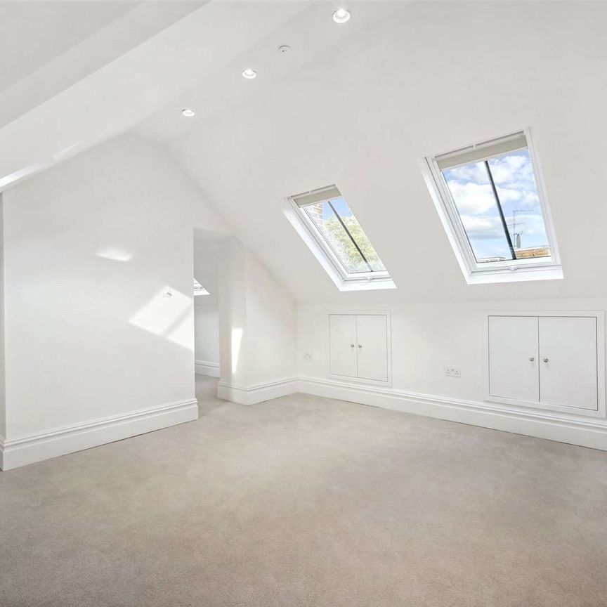 A refurbished top floor Penthouse in this impressive red brick mansion block. - Photo 1
