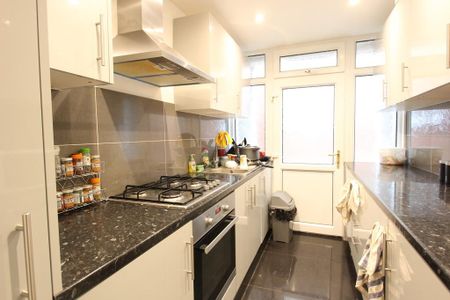 4 bedroom semi-detached house to rent - Photo 2