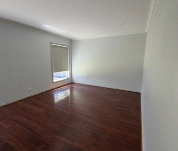 Perfectly positioned close to local cafés, shops, and schools! - Photo 5