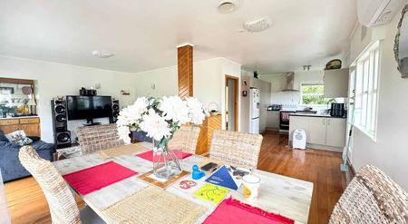 Spacious 7-Bedroom Home with Large Garden - Photo 4