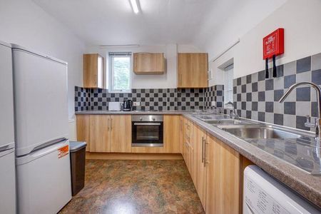 1 bedroom in a house share to rent - Photo 3