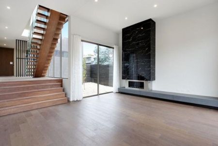 12 Moreton Close, Kew - Photo 4