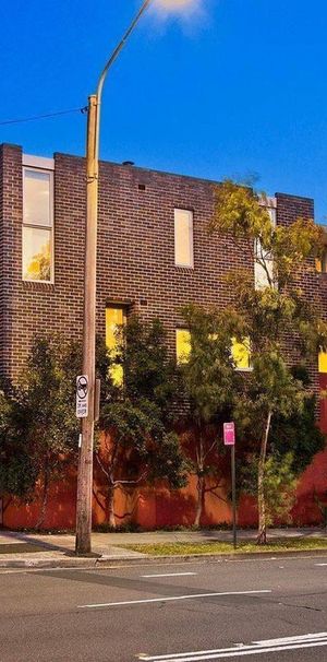 Executive Top-Floor Apartment | Sunlit, Stylish & Private - Photo 1