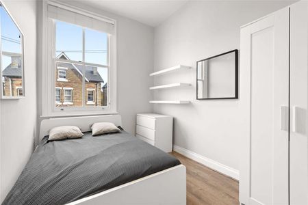 Spacious three-bedroom first floor flat in the heart of Brixton. - Photo 3