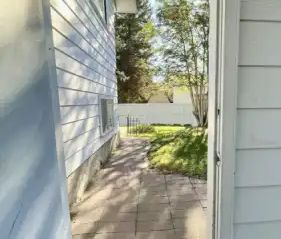 Bright 1-Bdrm Legal Suite, Lower 2 Levels of 4-Level Split House | ... - Photo 1