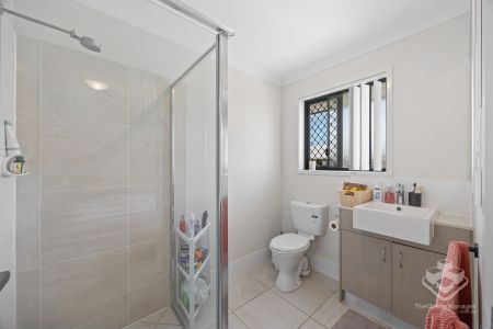 3 BED 2 BATH 2 CAR TOWNHOUSE, ULTRA HIGH SPEED INTERNET - Photo 2