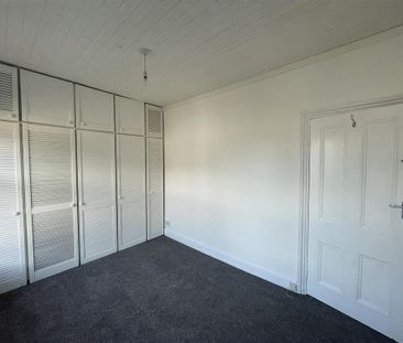 3 bedroom flat to rent - Photo 2