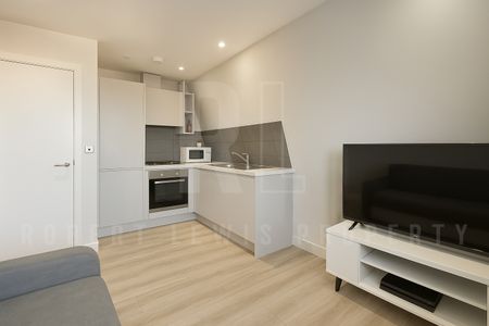Smart & Spacious Studio for Urban Living in EN5 5TT - Photo 3