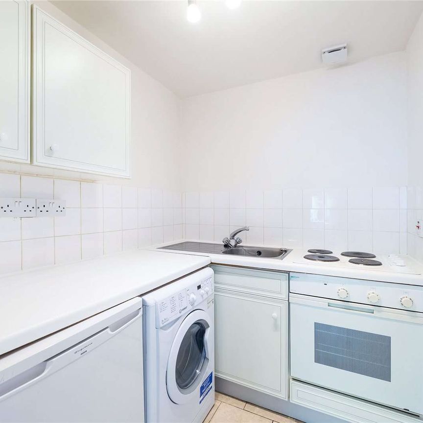 A brilliant studio flat in South Kensington with own kitchen and bathroom. - Photo 1