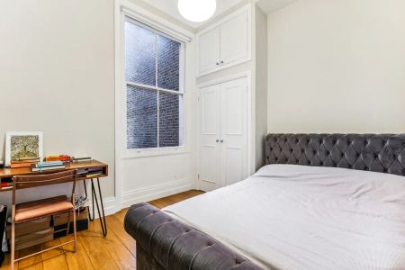 2 bedroom flat in Kensington - Photo 2