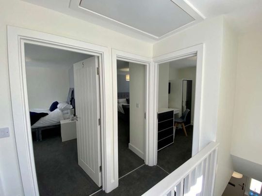 OX Living is proud to present this high-quality 5-bedroom co-living property, perfect for working professionals looking for stylish, stress-free living. Room 5 - Photo 1