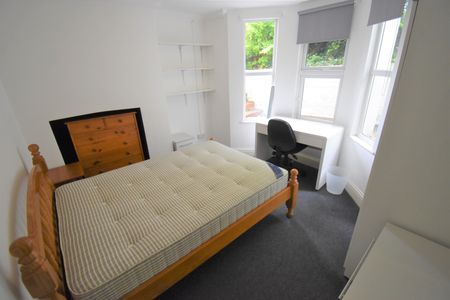 7 Bed Semi-Detached House, Wokingham Road, RG6 - Photo 4