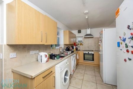 5 bedroom semi-detached house to rent - Photo 2