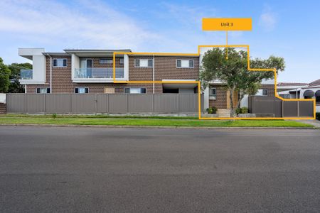 Grand Three Bedroom Townhouse Style Apartment! - Photo 4