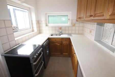 3 bedroom semi-detached house to rent - Photo 3