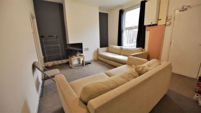 5 bedroom House in Cardigan Road, Leeds - Photo 2