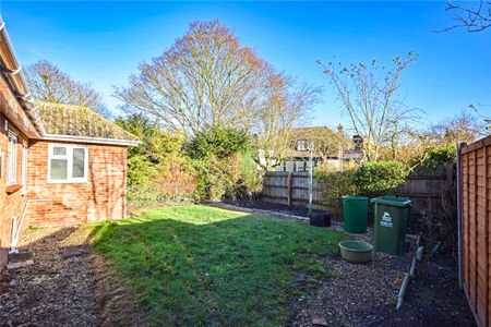 Well presented 4 bedroom detached house to rent in Central Cambridge offering excellent access to City centre, Addenbrookes Hospital and the Railway Station. GCH. Ample Driveway parking. Local amenities close by. Unfurnished. - Photo 2