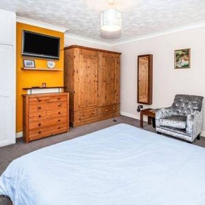4 bedroom semi-detached house to rent - Photo 2