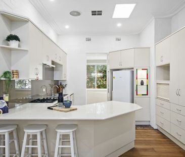 CHARACTER FILLED FAMILY HOME - Photo 3