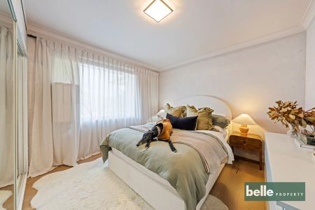 Stylish Top-Floor Apartment Offering Lifestyle & Convenience - Photo 4