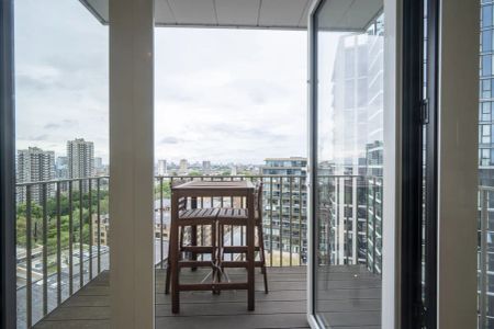 3 bedroom flat in 150 Vaughan Way - Photo 2