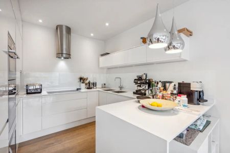 3 bedroom house in South Kensington - Photo 4