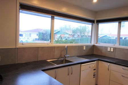 Great Location 3-Bed House with Double Garage - Photo 3