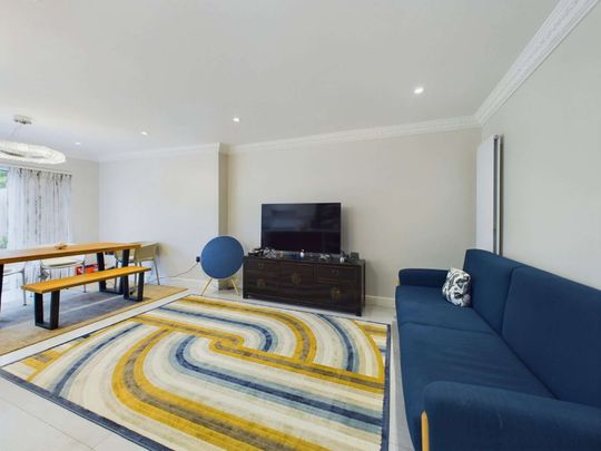 Beautifully presented four bedroom townhouse in prime Wimbledon location. - Photo 1