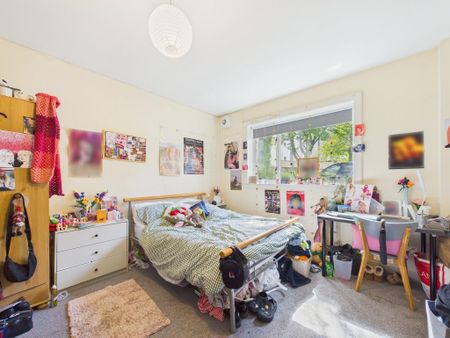 4 bedroom flat to rent - Photo 2