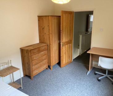 5 Bed Terraced House, Milton Road, SO15 - Photo 2