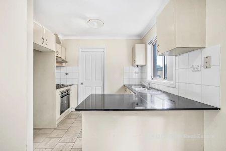 “Close to Amenities, Spacious rooms and lounge !” - Photo 4