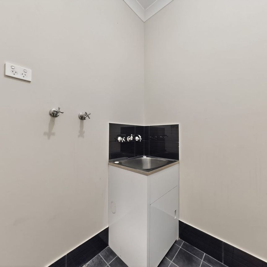 Charming Three Bedroom Cottage - Photo 1