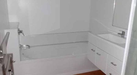 Comfortable Three Double Bedroom Home - Photo 5