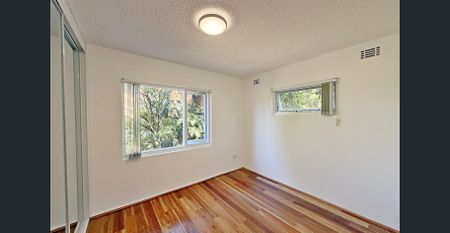Renovated two bedroom with parking- walk to Crows Nest Village - Photo 2