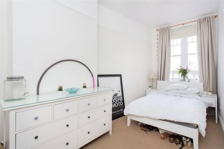 3 bedroom flat to rent - Photo 2