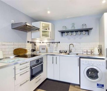 Hollycroft, Ashford Hill, Thatcham, Hampshire, RG19 - Photo 3