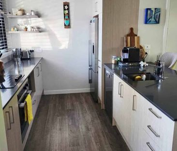 Modern three-bedroom home in a prime location! - Photo 3