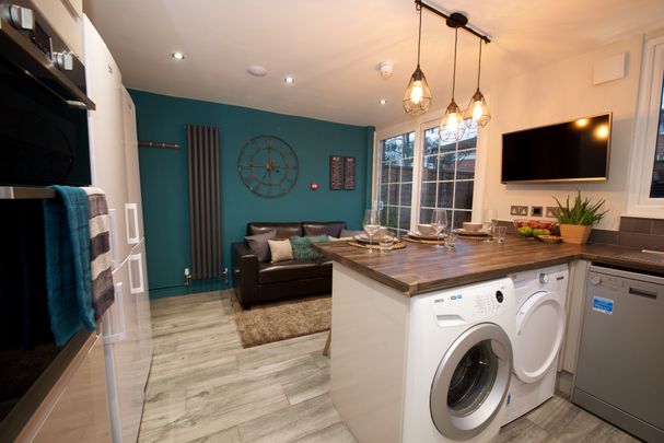 Great Central Location Near the High Street Room 2 - Photo 1