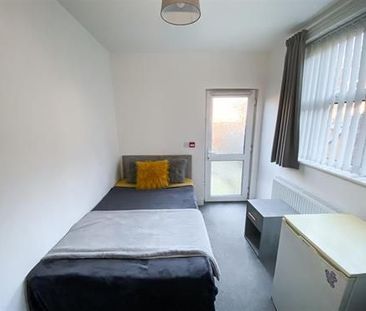 Room 2, 26 Glyn Avenue - Photo 3