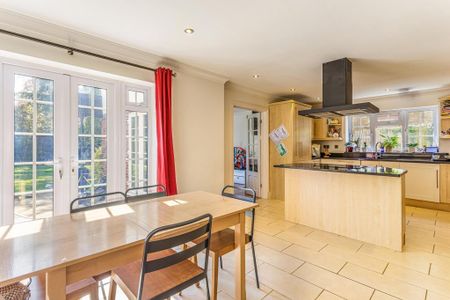 5 bedroom detached house to rent - Photo 2