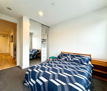 6 Month Lease - Modern two bedroom apartment in ideal location - Photo 2