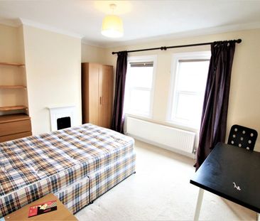 3 Bed Terraced House, St. Edwards Road, RG6 - Photo 2