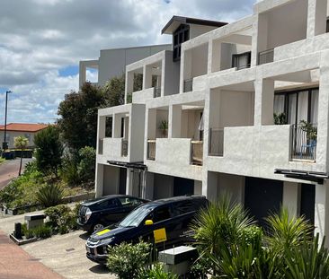 Top Floor Two Bedroom Apartment - Photo 2