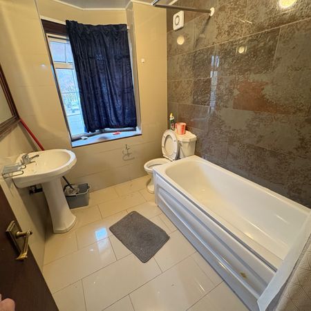 Uxbridge Road, Feltham, TW13 5EA - Photo 4