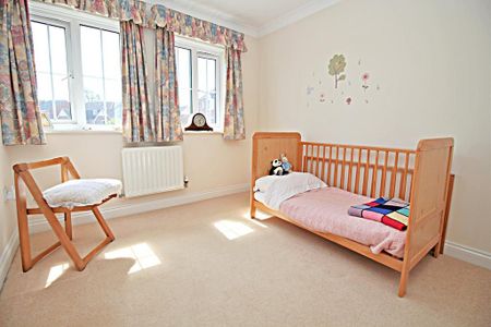 4 bedroom semi-detached house to rent - Photo 2