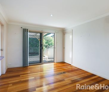 Central Modern Three Bedroom Townhouse - Photo 2