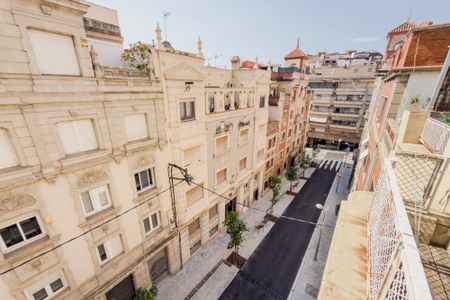 Nice room in Barcelona with single bed - Photo 3