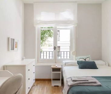 Room in a shared 5-bedroom apartment for rent in Almagro. - Photo 1