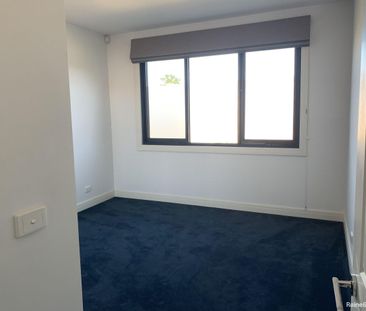 Perfectly located in Ascot Vale - Photo 4