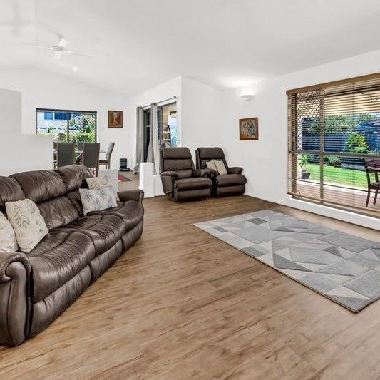 $980 per week / $3,920 Bond - Photo 1